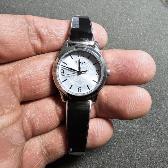 Timex Ladies Quartz Fashion Watch Silver Tone Black Stretch Bracelet Working sho - Picture 1 of 10